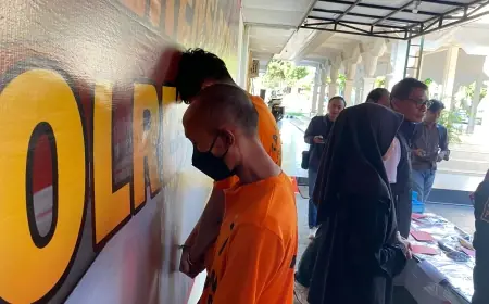 Polisi Tangkap Dua Pria terkait Grup Facebook 'Gay Tuban'