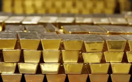 Harga Emas Turun Usai The Fed Tahan Suku Bunga dan Peringatkan Inflasi