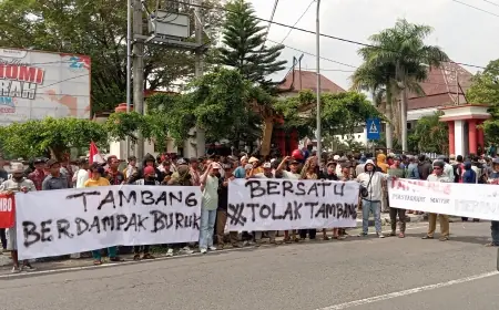 Ratusan Petani di Blitar Gelar Aksi Damai di Depan Kantor DPRD, Tolak Aktivitas Pertambangan Pasir Kaliputih