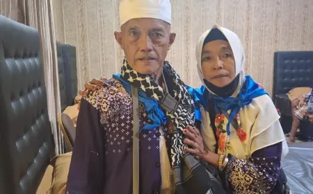 Kisah Penjual Gorengan Tuntaskan Haji sambil Dorong Kursi Roda Suami