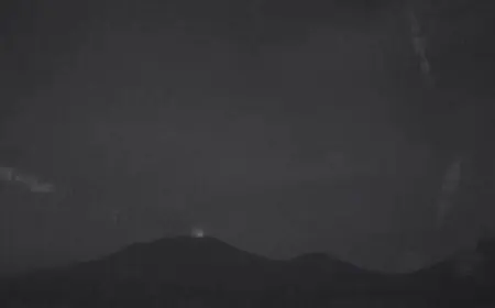 Pasca Erupsi 2.000 Meter, Gunung Raung Terpantau Keluarkan Sinar Api