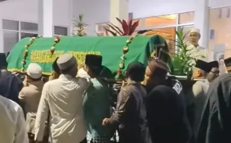 Jenazah Istri Pengasuh Ponpes Riyadul Qur'an Mojokerto yang Tenggelam di Pantai Pacitan Dimakamkan