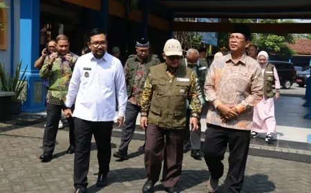 Mewakili Bupati Nganjuk, Mas Handy Dampingi Mendikdasmen Monitoring SPMB 2025