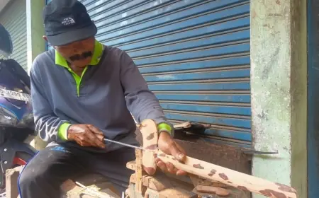 Jelang Suro, Jasa Penjamasan dan Pembuatan Warangka Keris di Jombang Meningkat