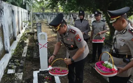 Sambut Hari Bhayangkara ke-79, Polres Nganjuk Ziarah dan Tabur Bunga