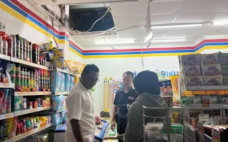 Pembobol Menjebol Plafon Minimarket di Blitar, Pelaku Bertopeng Terekam CCTV