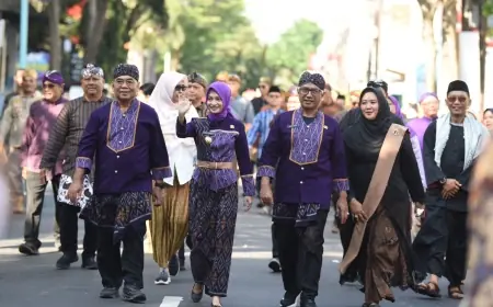 Mbak Wali dan Gus Qowim Ikuti Kirab Mapag Wiyosan Enggal Muharram 1447 H