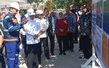 Mengumbar Senyum, Khofifah Siap Diperiksa KPK Terkait Kasus Dana Hibah DPRD Jatim