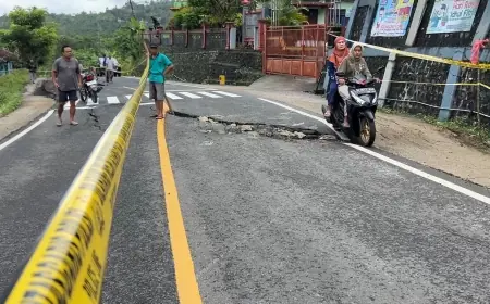 Jalan Nasional Trenggalek - Pacitan Ambles, Ancam Sekolah dan Rumah Warga