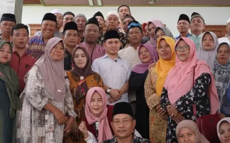 Ngalap Berkah, Ribuan Warga Padati Rumah Bupati Mojokerto Sepulang Haji