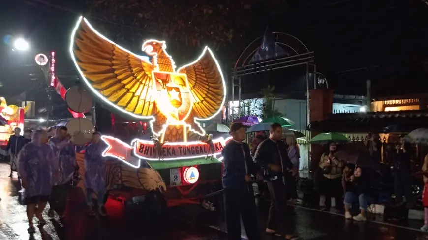 Di Bawah Guyuran Hujan, Kirab Pancasila di Kota Blitar tetap Penuh Makna