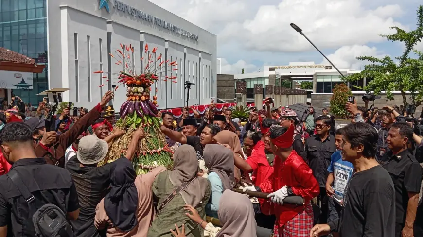 Ngalap Berkah di Kirab Gunungan Lima, Ratusan Pengunjung Makam Bung Karno Berebut Tumpeng