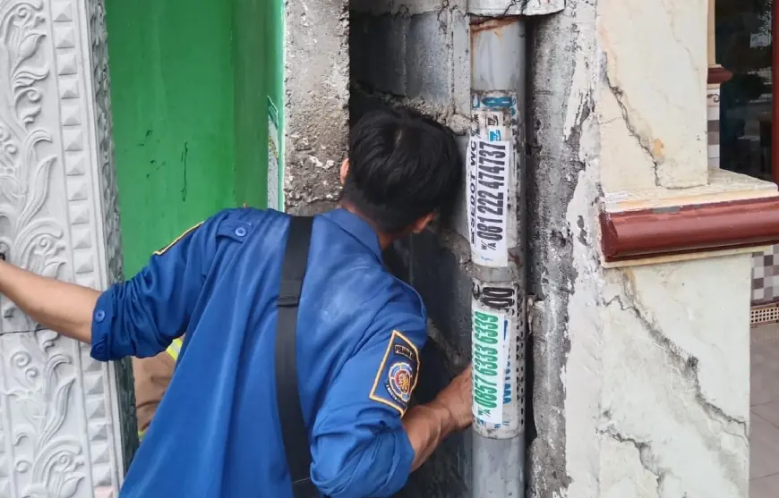 Petugas Damkarla Gresik Evakuasi Nenek Kejepit di Sela Tembok Rumah