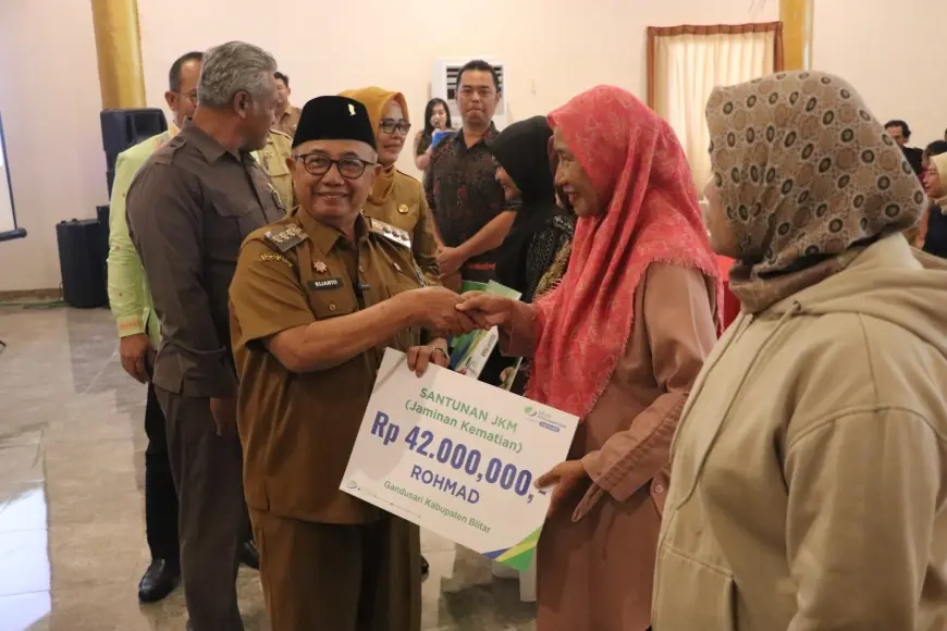 Melalui DBHCHT, Ribuan Petani di Blitar Terima Bantuan Jaminan Sosial Ketenagakerjaan Lewat Program Aji Tani