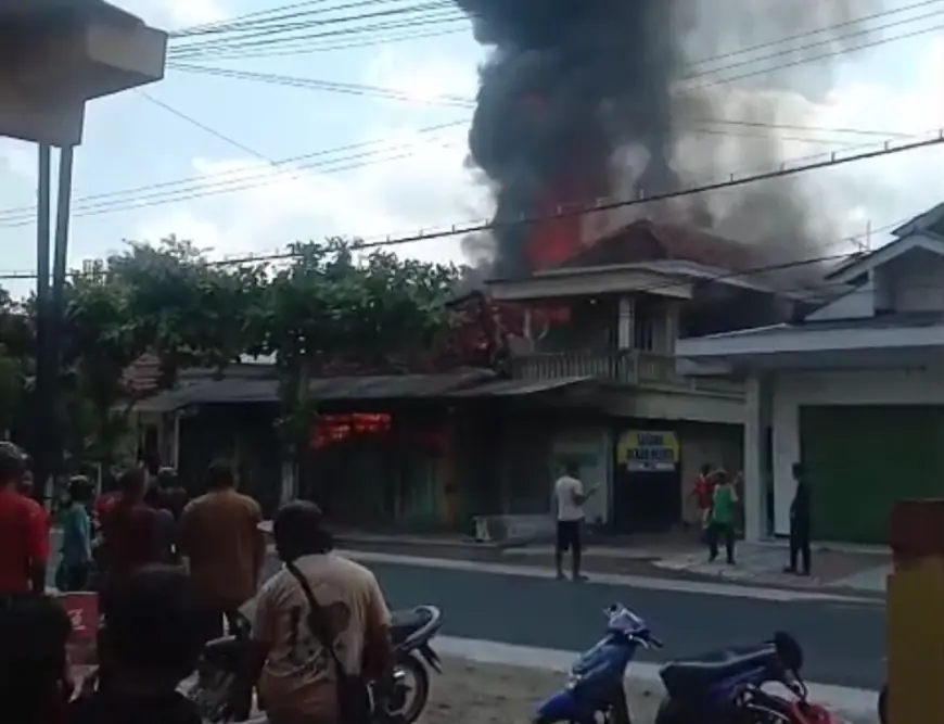 Diduga Korsleting Listrik, Toko Bangunan di Blitar Hangus Terbakar