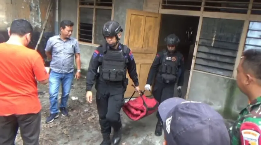 Tim Gegana  Evakuasi Granat Temuan  Warga Tuban dari Rumah Kosong