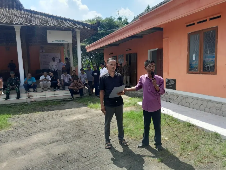 Warga Geruduk Balai Desa Dadapan Nganjuk, Pertanyakan Pemblokiran Sikeudes
