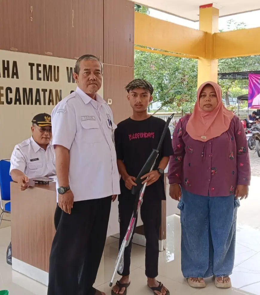Camat Silo Serahkan Bantuan Sembako dan Alat Bantu bagi Penyandang Disabilitas