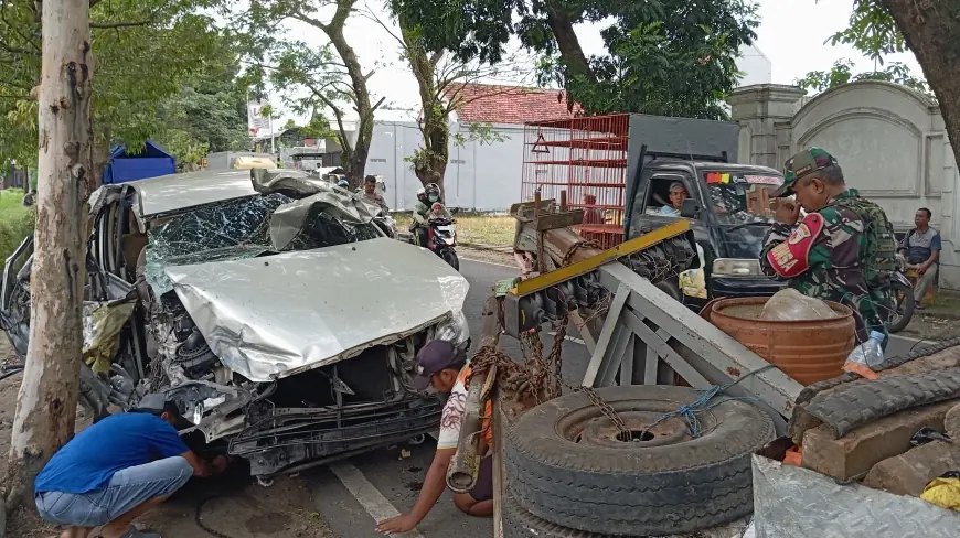 Diduga Sopir Mengantuk, Mobil Innova dan Truk Adu Moncong di Blitar