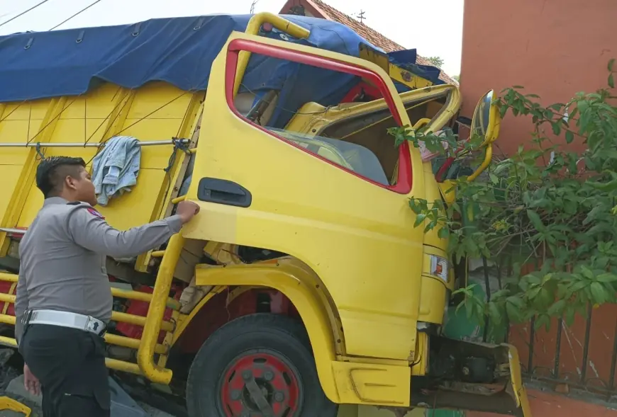 Truk Muatan Beras Seruduk Pagar Rumah di Jombang, Diduga Sopir Mengantuk