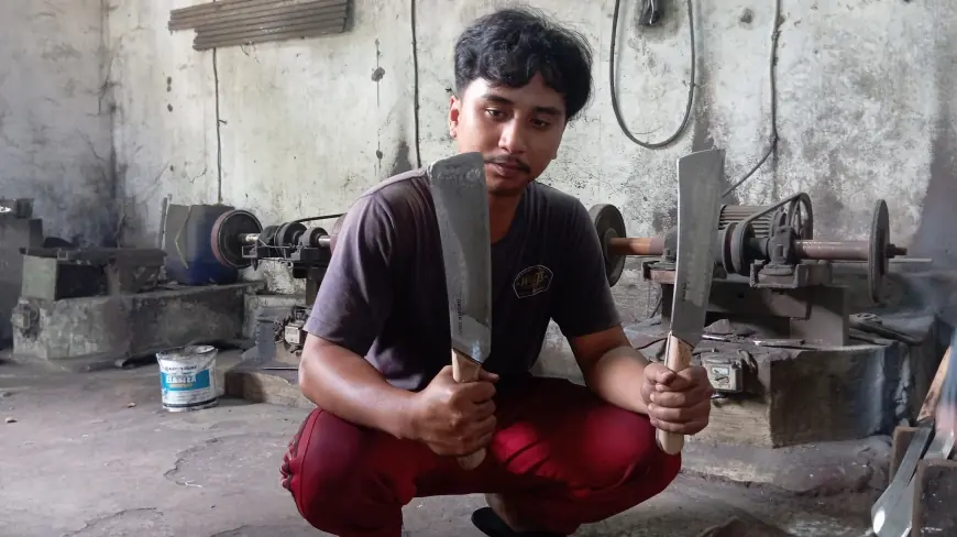 Kisah Perajin Pisau di Blitar saat Iduladha, Pesanan Tak Seramai Dulu, Lebih Banyak Melayani Servis