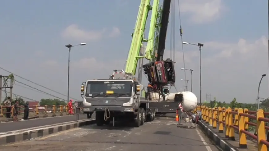 Truk Tangki LPG Terguling di Jembatan Sungai Brantas Sidoarjo, Evakuasi Makan Waktu 10 Jam