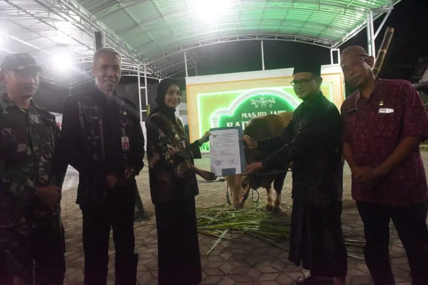 Wali Kota Kediri Serahkan Bantuan Kemasyarakatan Presiden Berupa Sapi ke Masjid