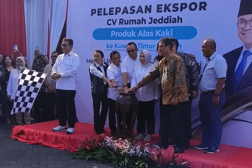 Bank Jatim Dukung Ekspor Produk 8.872 Pasang Alas Kaki Buatan CV Rumah Jeddiah ke Kuwait