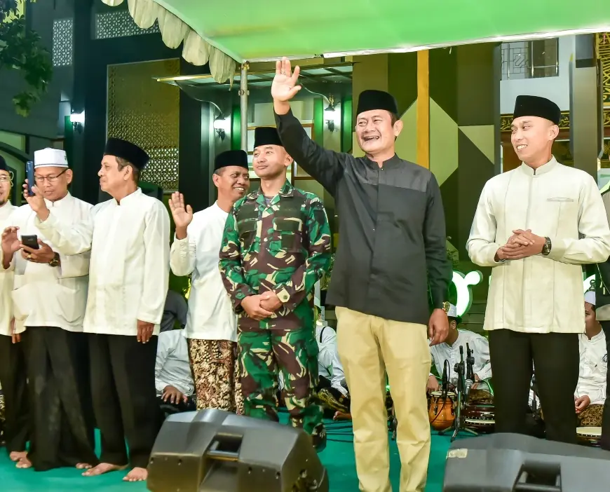 Bupati Lamongan Yuhronur Efendi Lepas Takbir Keliling Sambut Iduladha 1446 H