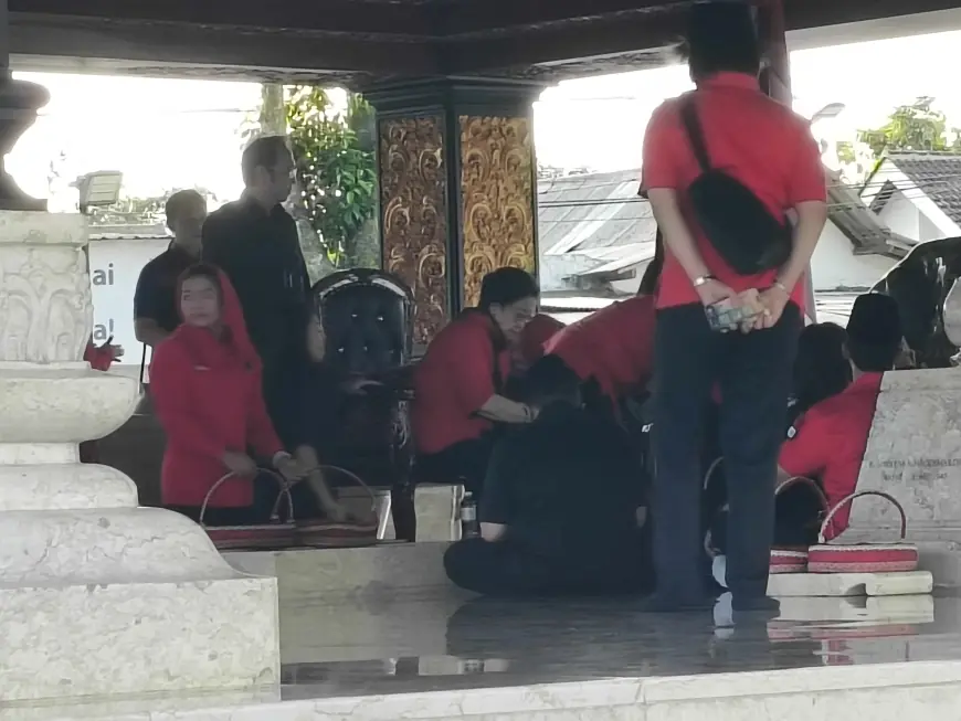 Hari Lahir Bung Karno, Megawati Nyekar ke Makam Ayahanda Bersama Keluarga
