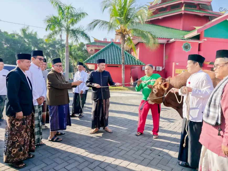 Bupati Pasuruan Serahkan Ratusan Hewan Kurban untuk Masjid dan Pondok Pesantren