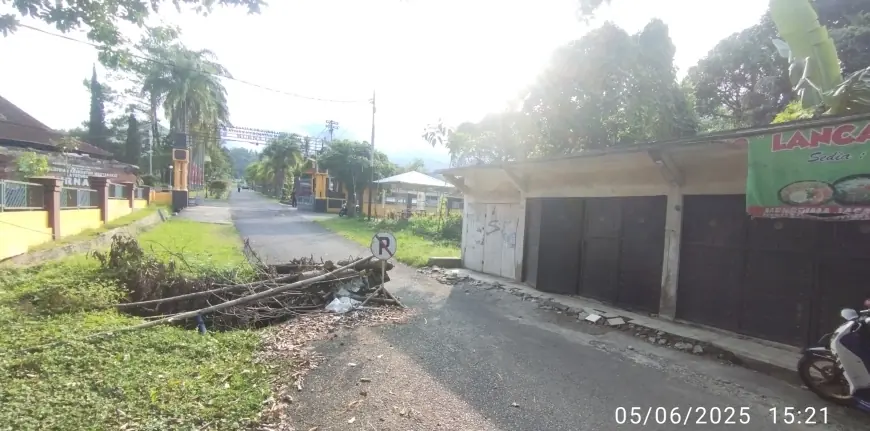 Perbaikan Jalan Amblas di Ketindan Malang Terkendala Bangunan Warga di Lahan Pemerintah