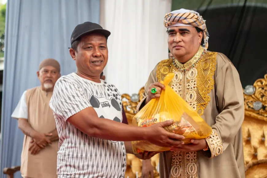Dimas Kanjeng Bagikan Ribuan Paket Daging dan Sembako kepada Warga
