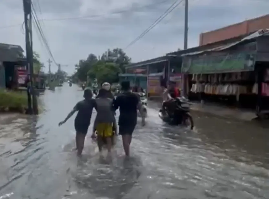 Banjir di Peterongan Jombang Sebabkan Macet dan Kendaraan Mogok