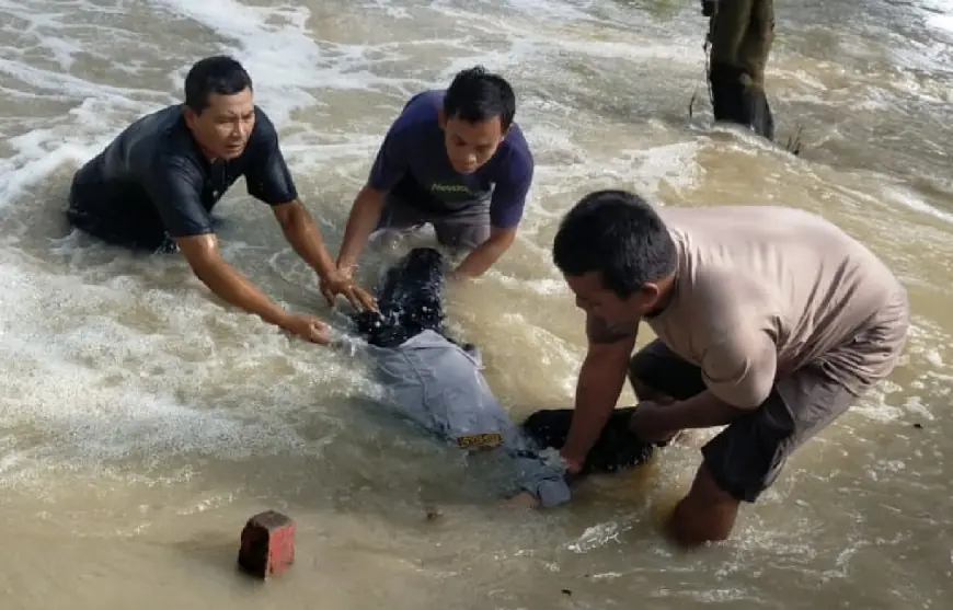 Timbulkan Korban, 2 Jalan Penghubung Desa Kecamatan Benjeng Ditutup Imbas Banjir Sungai Lamong