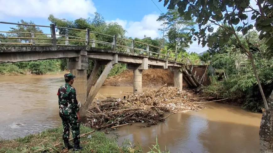 Banjir di Tulungagung Putuskan Jembatan Desa Suwaru