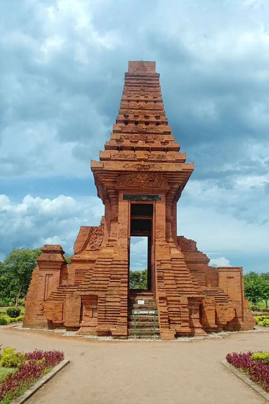 Menelusuri Jejak Majapahit melalui Candi Bajang Ratu, Destinasi Wisata Sejarah di Mojokerto