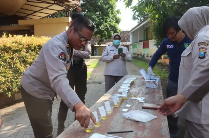 Mitigasi Penyalahgunaan Narkoba, Polres Probolinggo Kota Tes Urine Anggota