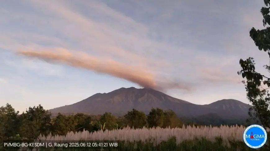 Kolom Abu Erupsi Gunung Raung Capai 1.000 Meter ke Arah Selatan, Bondowoso Aman
