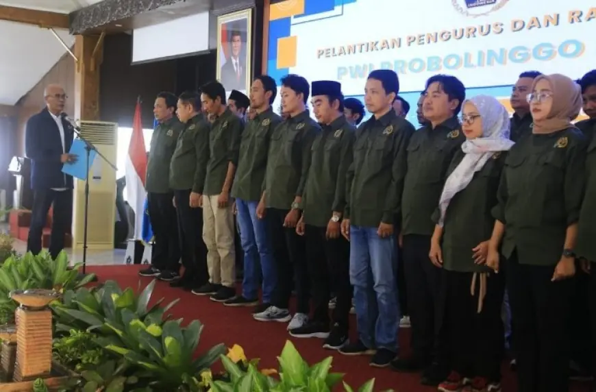Dikukuhkan, PWI Probolinggo Harus Siap Hadapi Tantangan Disrupsi Informasi