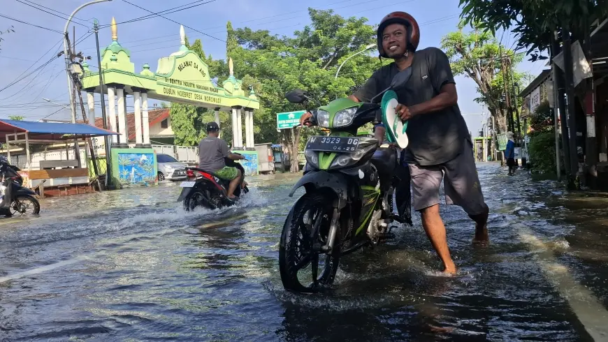 Imbas Banjir di Morowudi Gresik, Puluhan Motor yang Melintas Mogok