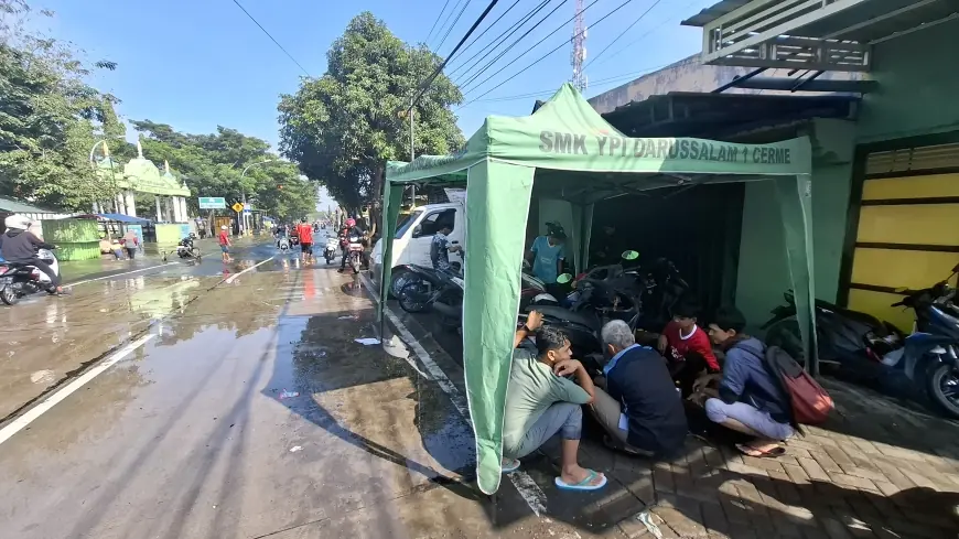 Banyak Motor Mogok Imbas Banjir, Pelajar SMK di Gresik Insisiatif Sediakan Servis Gratis