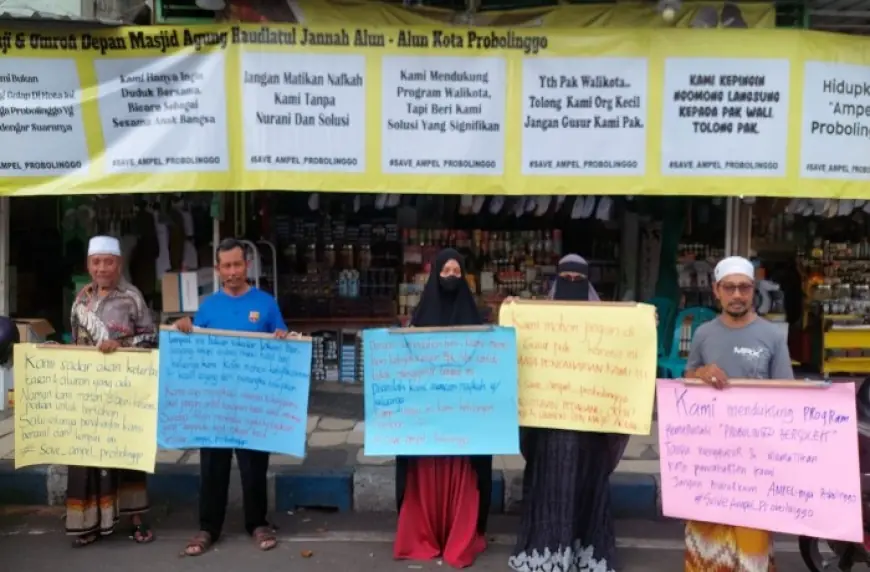 Pedagang Perlengkapan Haji dan Umrah di Depan Masjid Kota Probolinggo Menolak Direlokasi