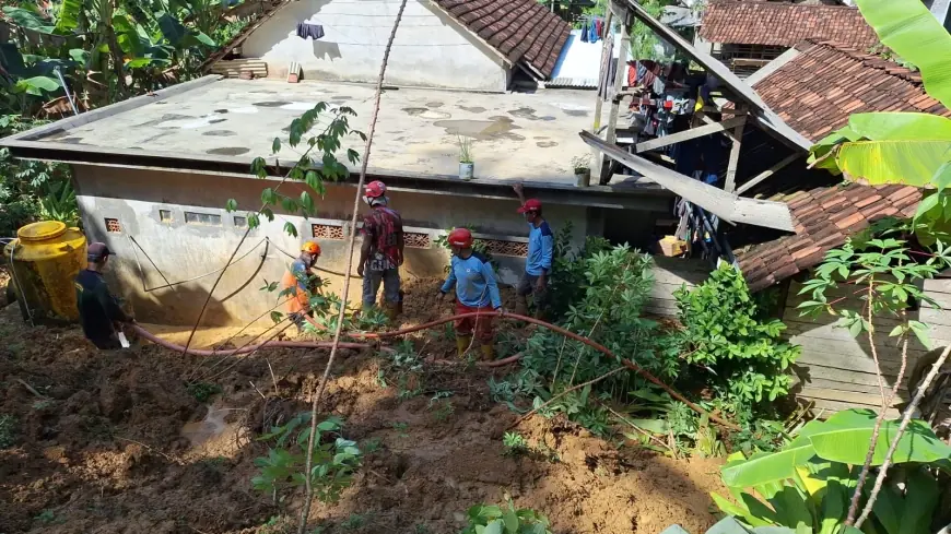 Sungai Tundo Meluap, Banjir dan Longsor Tutup Akses Desa Pujiharjo, Warga Sempat Terisolasi