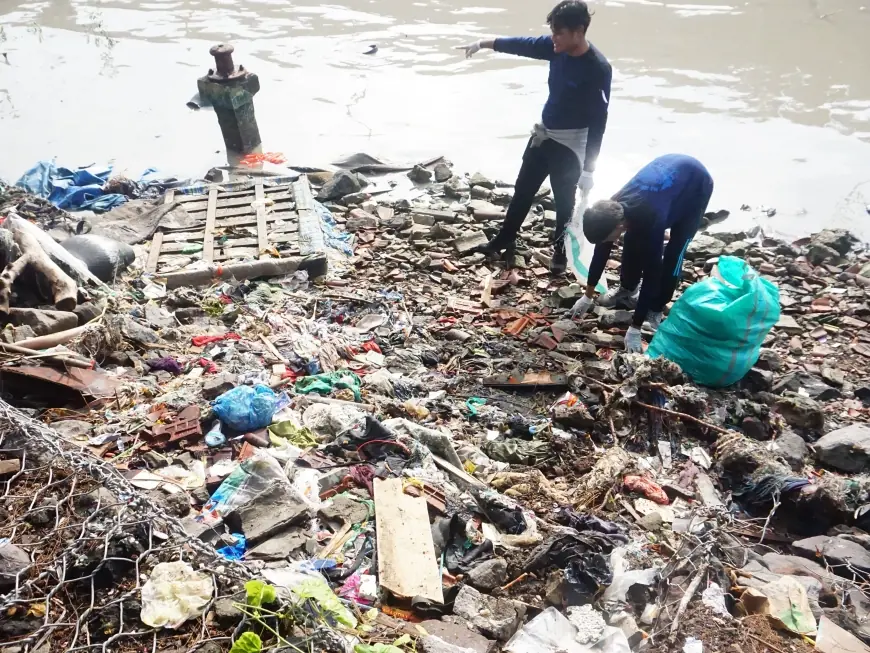 Peringati World Ocean Days, Marine Buddies Surabaya Bersih-Bersih Pantai Kenjeran