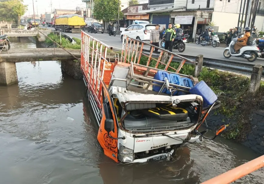 Truk Bermuatan Ayam di Jombang Nyebur ke Sungai, Diduga Sopir Hilang Konsentrasi