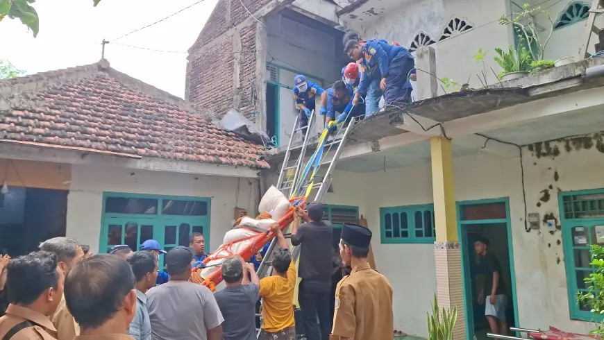 Dramatis, Damkar Tulungagung Evakuasi Jenazah Warga yang Meninggal di Lantai Dua
