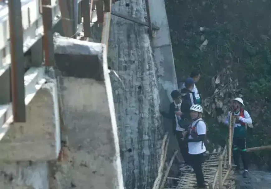 Warga Probolinggo Bangun Jembatan Darurat, Bupati Haris Turun Tangan