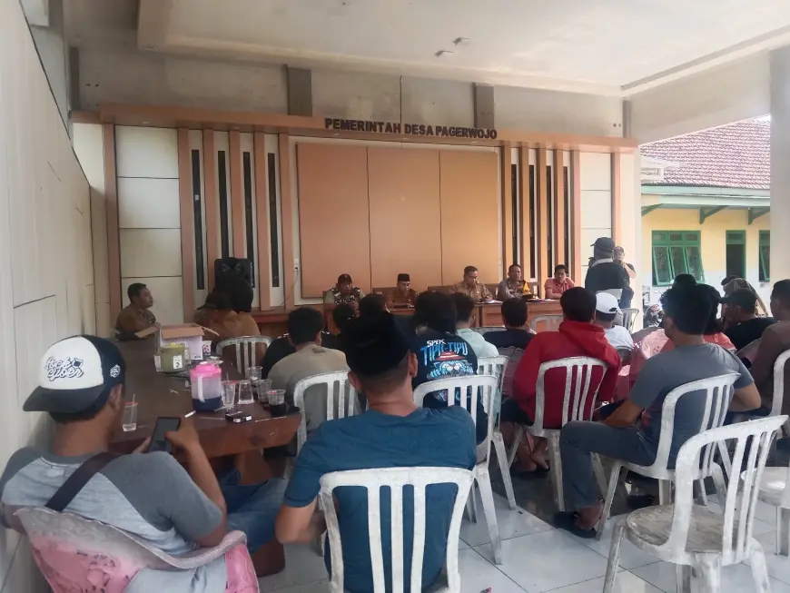 Buntut Proyek Rabat Beton, Kantor Desa Pagerwojo Jombang Didemo Warga