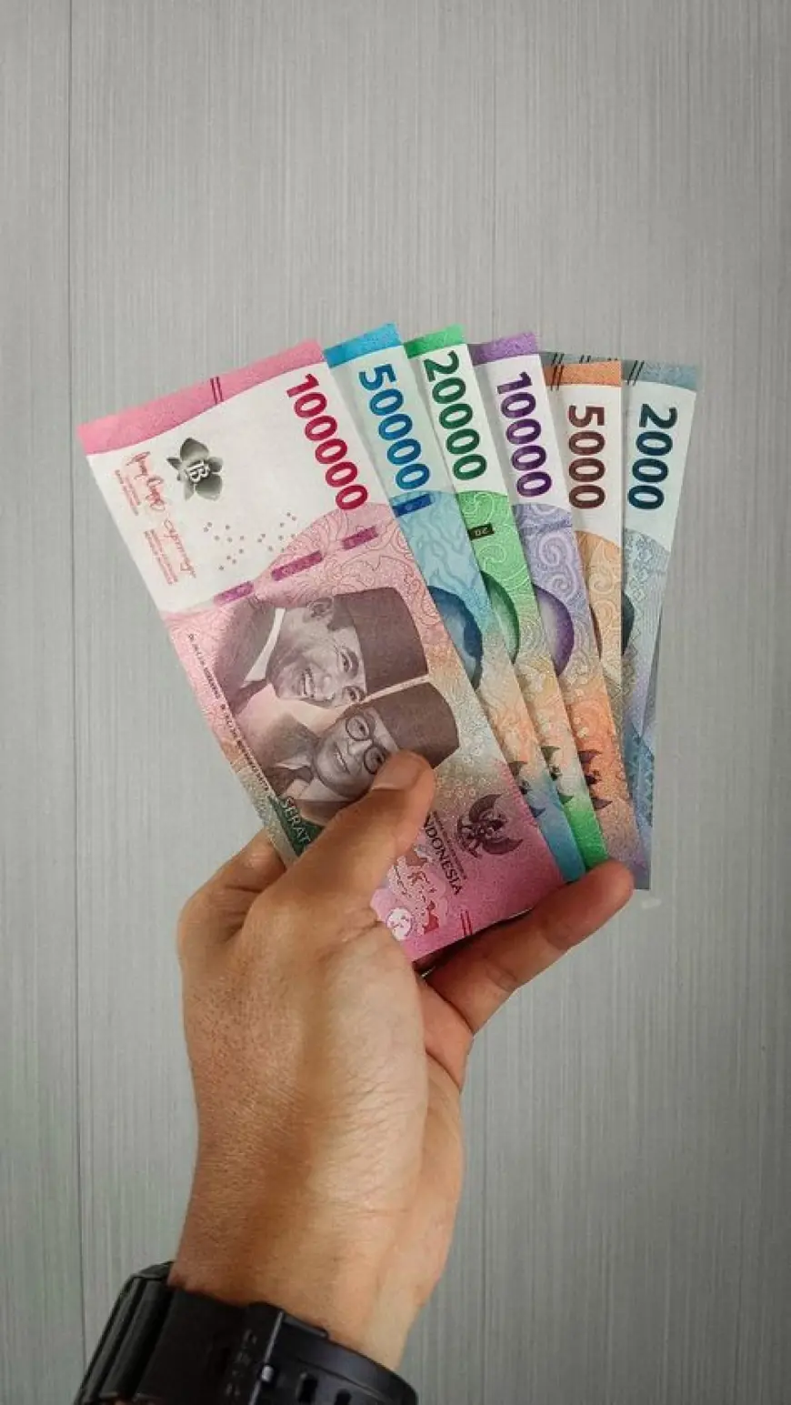 Rupiah Melemah Imbas Konflik Iran-Israel dan Sentimen Pasar